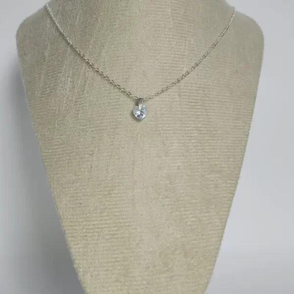 COLAR PRATA COM PEDRA DE CORAÇÃO